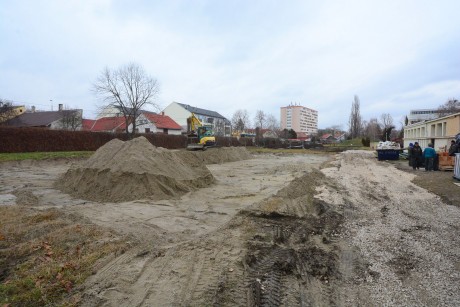 Élménymedence, csúszdák és vizes játszótér is épül a strandon