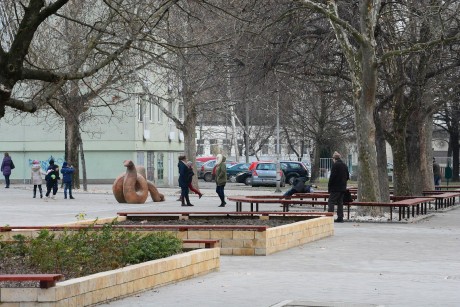 Végig megújult a Salétrom utcai sétány és az intézmények előtti tér