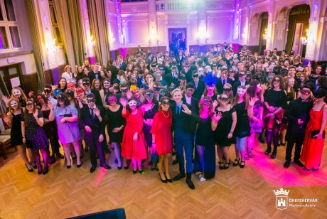 Álarc és elegancia - Városi Diákbál a Szent István-teremben