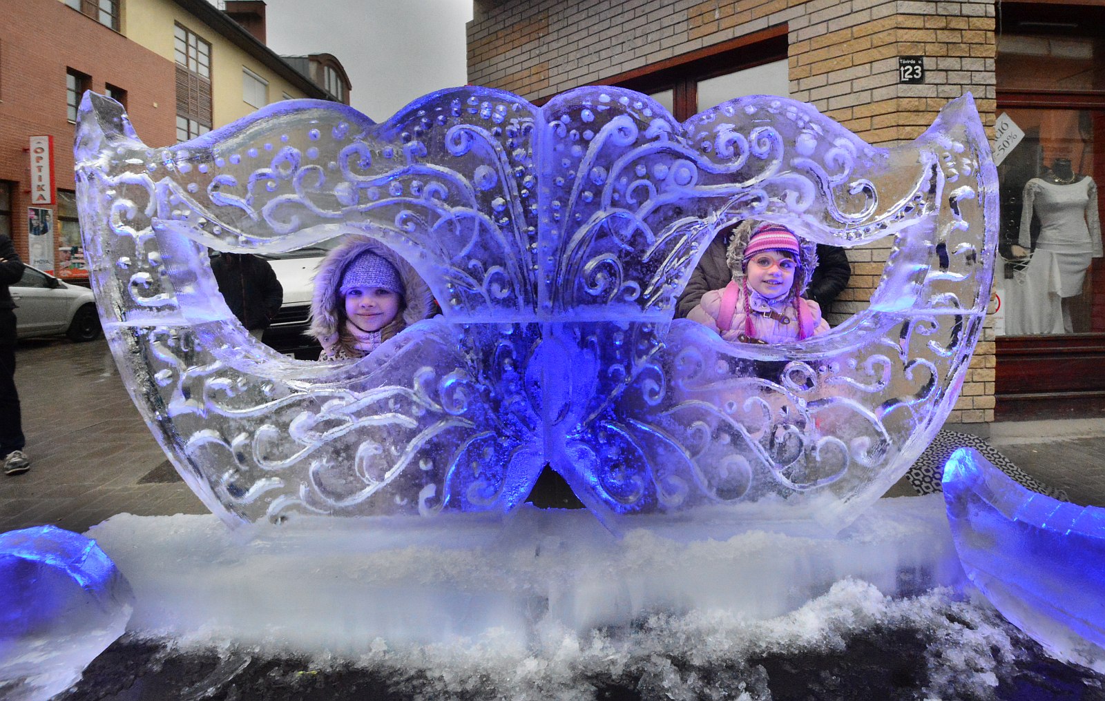 Jégszobrász és utcazene a Távírdában - sokan voltunk az esőben is