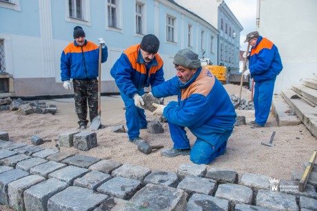 Már a kockaköveket rakja a kivitelező az Arany János utcában