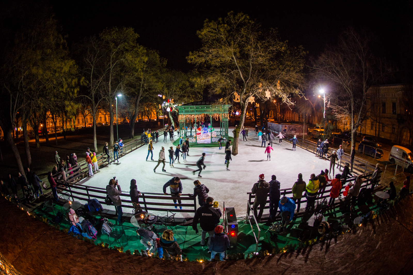 Jégpályák Éjszakája Székesfehérváron - este 11-ig lesz nyitva a Kori Liget szombaton