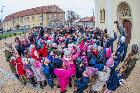 Körbeölelték a Szent Sebestyén templomot felsővárosi iskolások