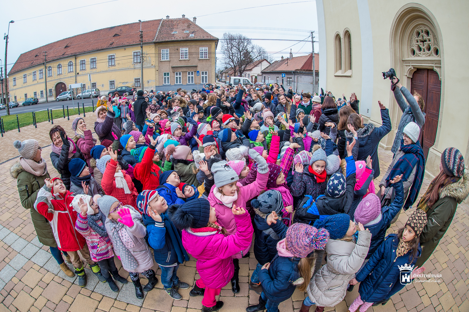 Körbeölelték a Szent Sebestyén templomot felsővárosi iskolások