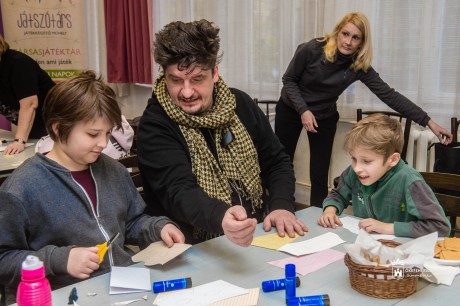 Kultúrházak éjjel-nappal – akvarell festés és játékkészítés Novák Péterrel