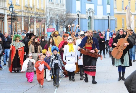 Vidám farsangi felvonulás és tánc után söprűzték ki a telet Fehérvárról