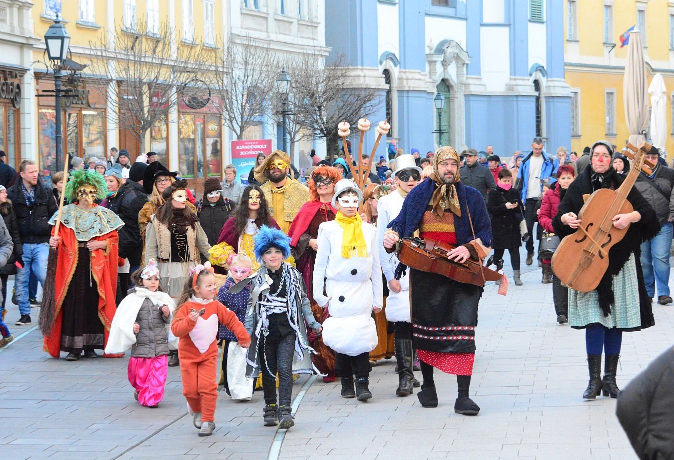 Vidám farsangi felvonulás és tánc után söprűzték ki a telet Fehérvárról