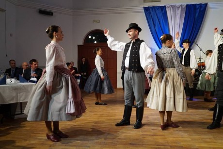 Vigasságcsinálók bálja néptánccal, balettel és Szulák Andreával