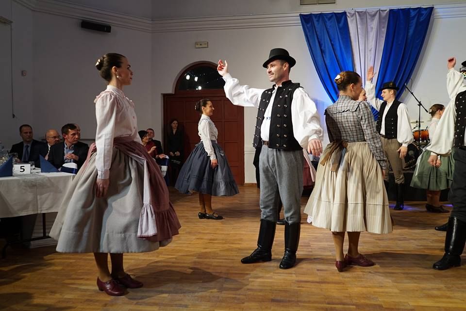 Vigasságcsinálók bálja néptánccal, balettel és Szulák Andreával