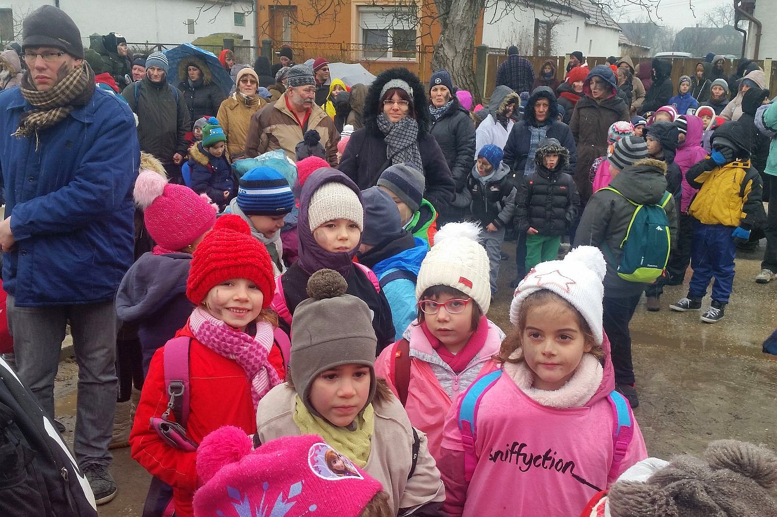 Tikverőzés Mohán – több száz fehérvári iskolás vonult a maskarásokkal