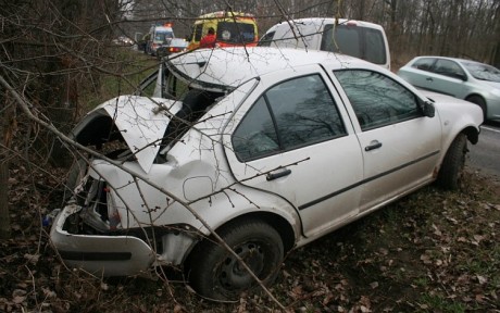 Lesodródott és fának csapódott egy autó a 811-esen Pátka mellett