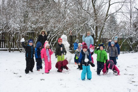 Építsünk hóembert! - egy havas délelőtt az óvoda udvarán
