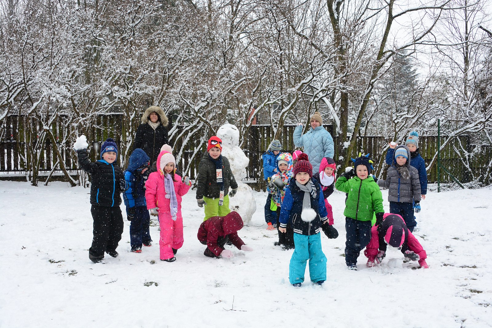 Építsünk hóembert! - egy havas délelőtt az óvoda udvarán
