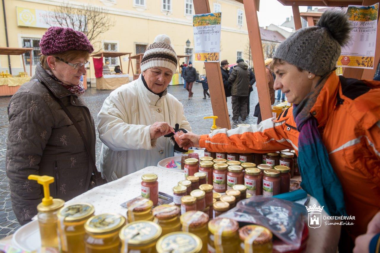 Édesharmat- és havasi málnaméz - mézlovagokat is avattak a Városház téren
