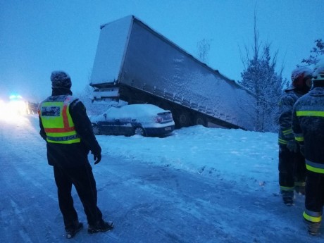 Teljes útzár volt a 8-ason - két kamion és öt autó ütközött össze Csórnál