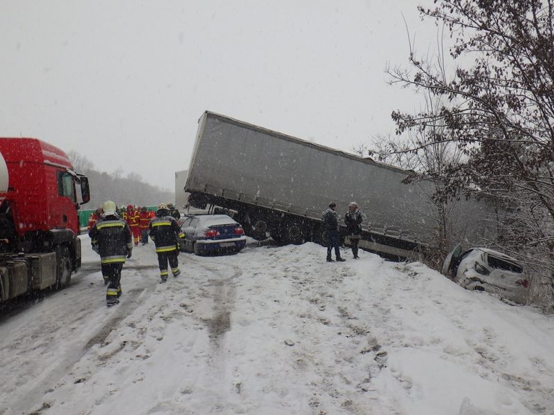 Még ma is dolgoznak a tűzoltók a 8-ason kedden történt baleset helyszínén