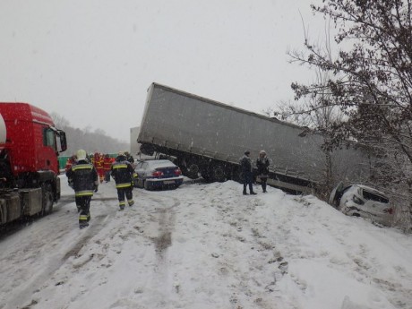 Még ma is dolgoznak a tűzoltók a 8-ason kedden történt baleset helyszínén