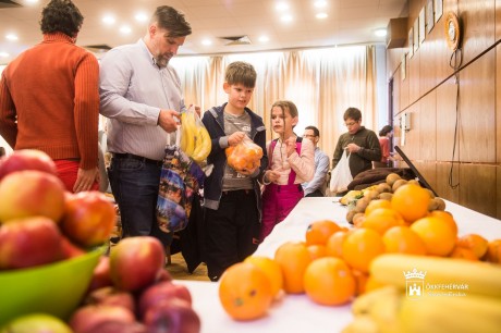 A gyermekvédelmi központot támogatta fellépésével a Zenede Bábszínház