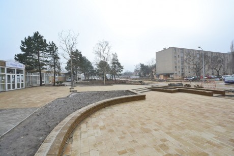 Folytatódnak a Ligetsor felújítási munkálatai - a héten a járdát építik