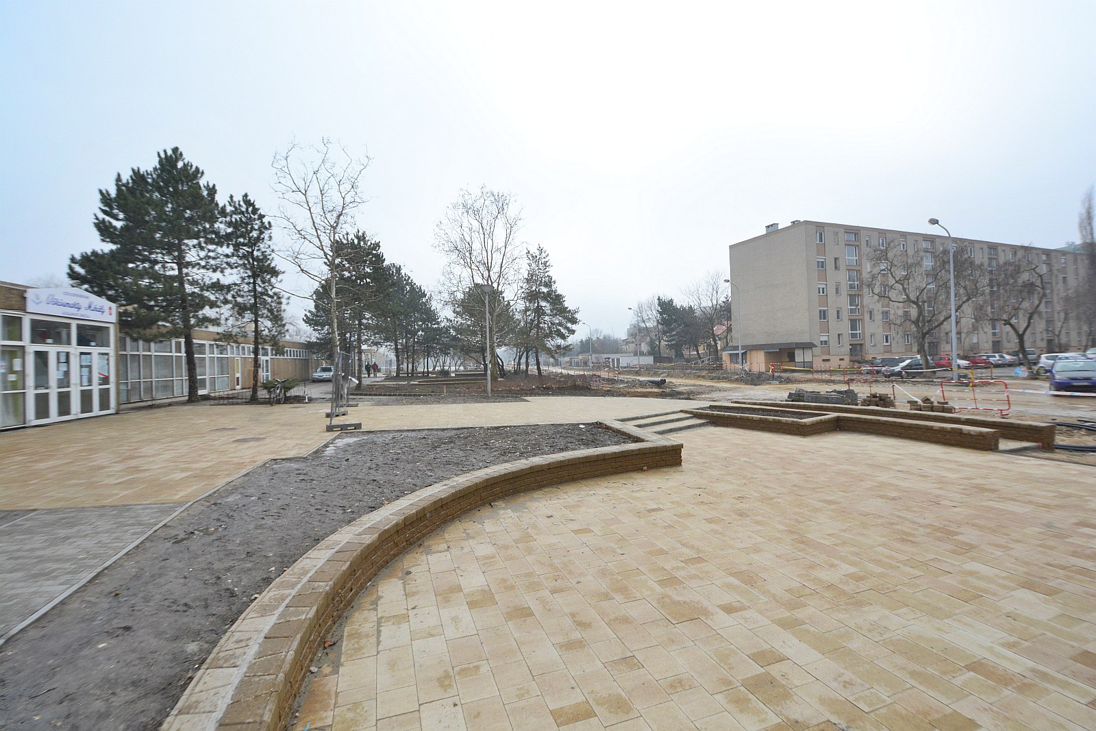 Folytatódnak a Ligetsor felújítási munkálatai - a héten a járdát építik