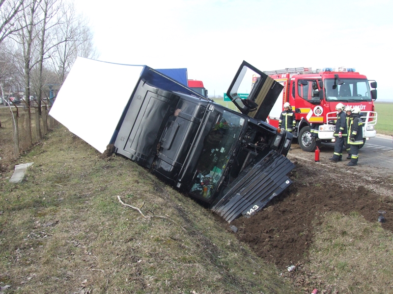 Bútorszállító teherautó borult fel a 62-es főúton Fehérvár mellett