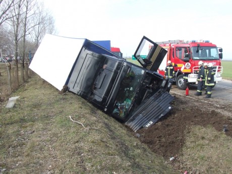 Bútorszállító teherautó borult fel a 62-es főúton Fehérvár mellett