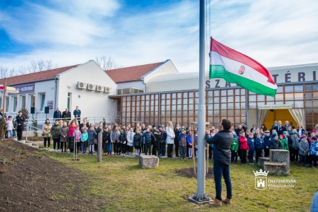 Ünnepi megemlékezés, szobor-újraavatás és épületbejárás is volt szerdán Feketehegyen