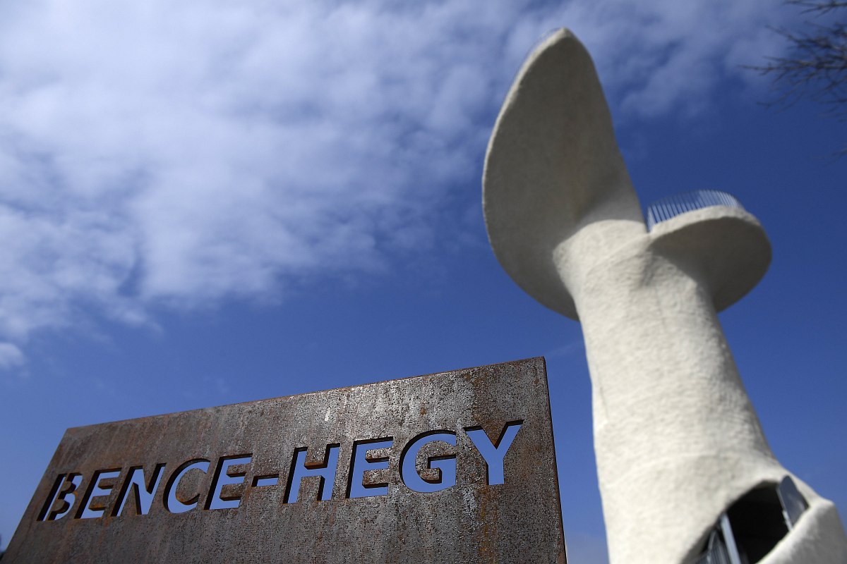 Átadták kedden az új Bence-hegyi kilátót - 118 lépcső vezet a tetejére