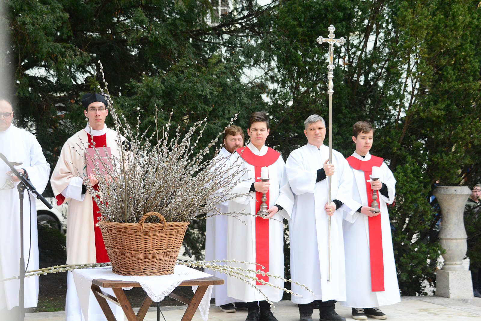 Virágvasárnapi barkaszentelés, körmenet és püspöki mise Székesfehérváron