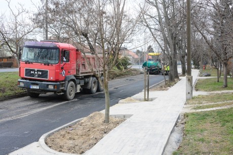 Elkezdődött az aszfaltozás az Adonyi út zsákutca szakaszán