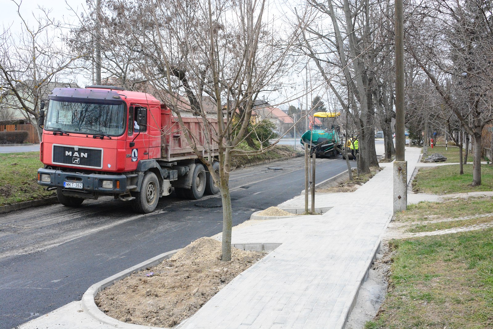 Elkezdődött az aszfaltozás az Adonyi út zsákutca szakaszán