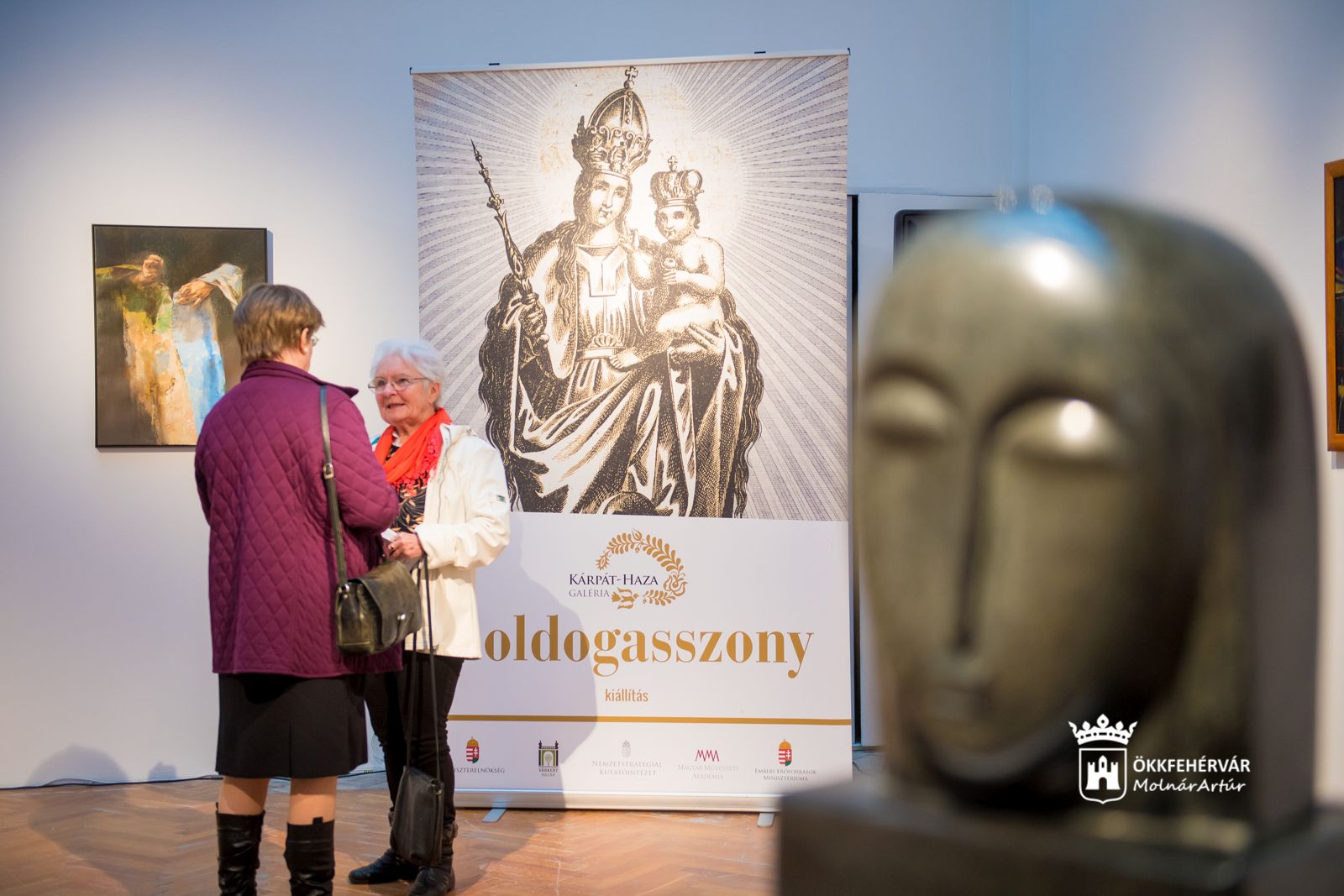 Megnyílt a Boldogasszony kiállítás a Csók Képtárban – május 2-ig látható a tárlat