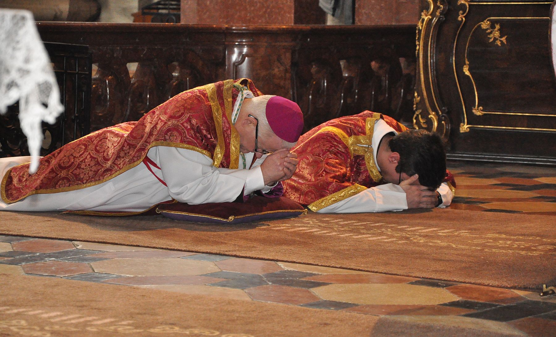 Nagypénteki szertartás a Bazilikában - reggel 8 órától látogatható a Szent Sír
