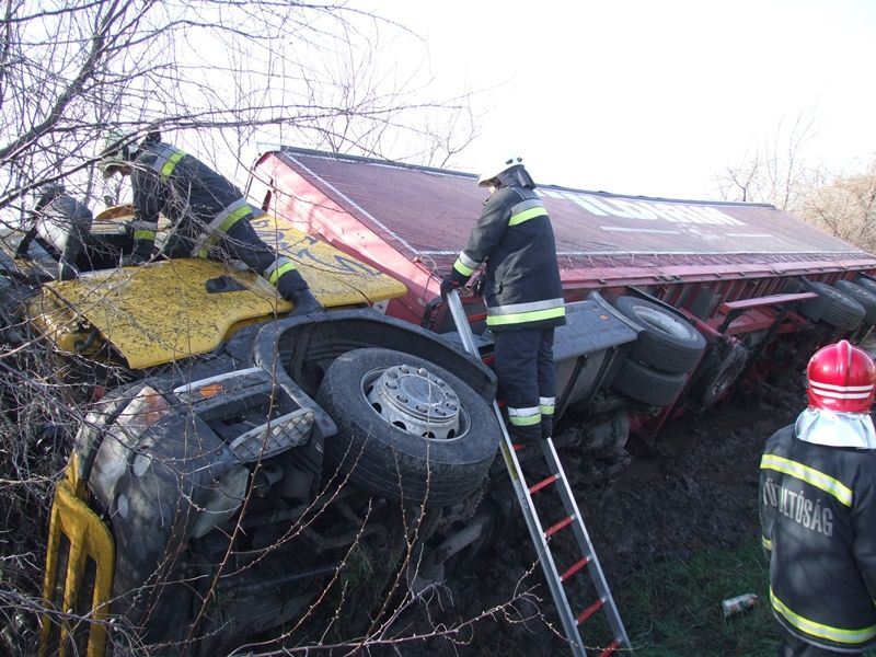Felborult egy kamion az M7-esen Székesfehérvár közelében