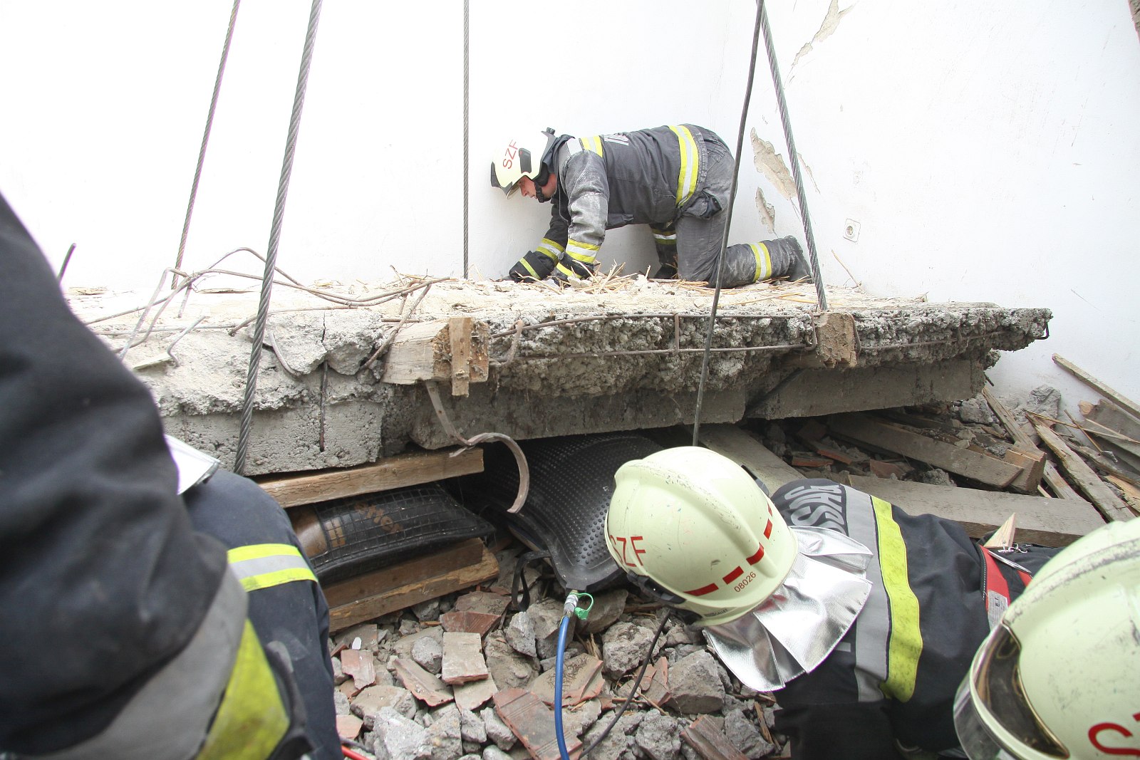 Túlélte a rémálmot - leszakadt betonfödém alá szorult egy munkás a Donát utcában