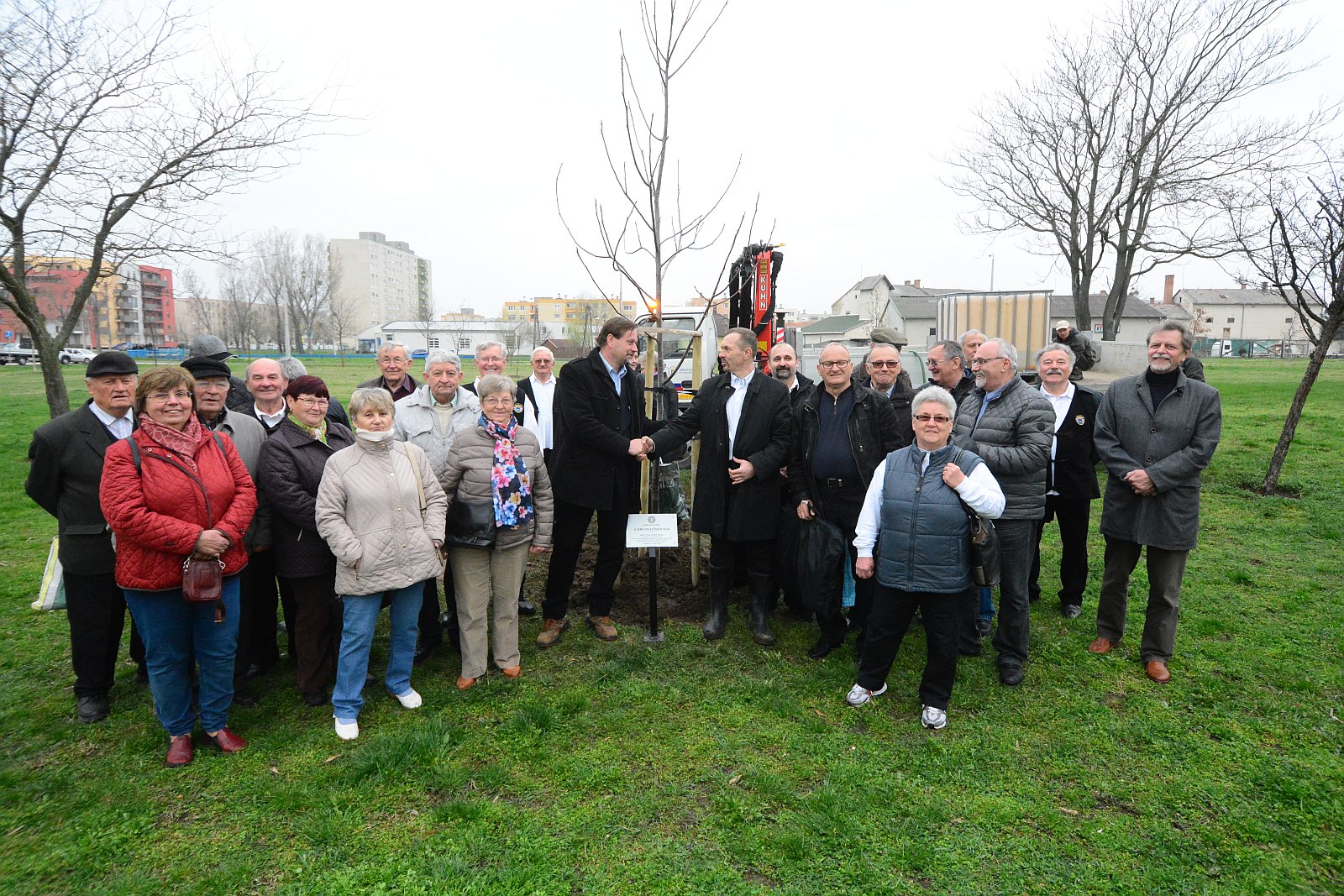 A jövő otthon épül – Fehérváron is elültették a férfi felelősség fáját