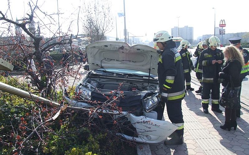 Járdára hajtott egy autó a Palotai úton - kórházba szállították a sofőrt