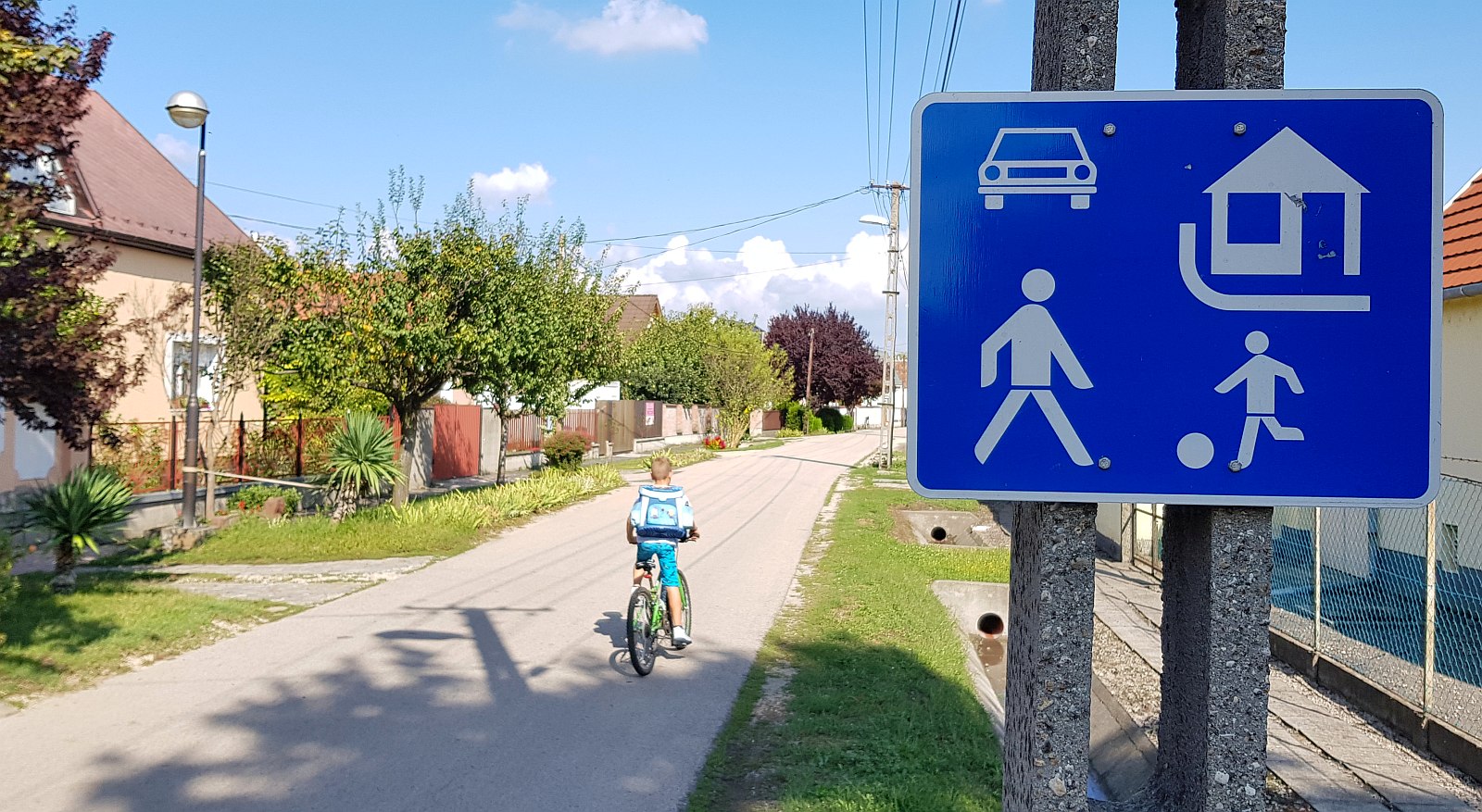 Tudta, hogy maximum 20 km/h-val közlekedhet a lakó-pihenő övezetekben?