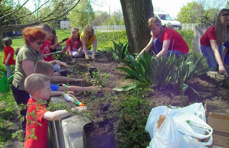A Kisvakond csoport óvodásai ültettek virágokat a buszmegállóba