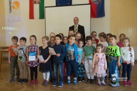 Hulladékból alkottak - ovisok, kisiskolások munkáiból nyílt tárlat a Széphő aulájában