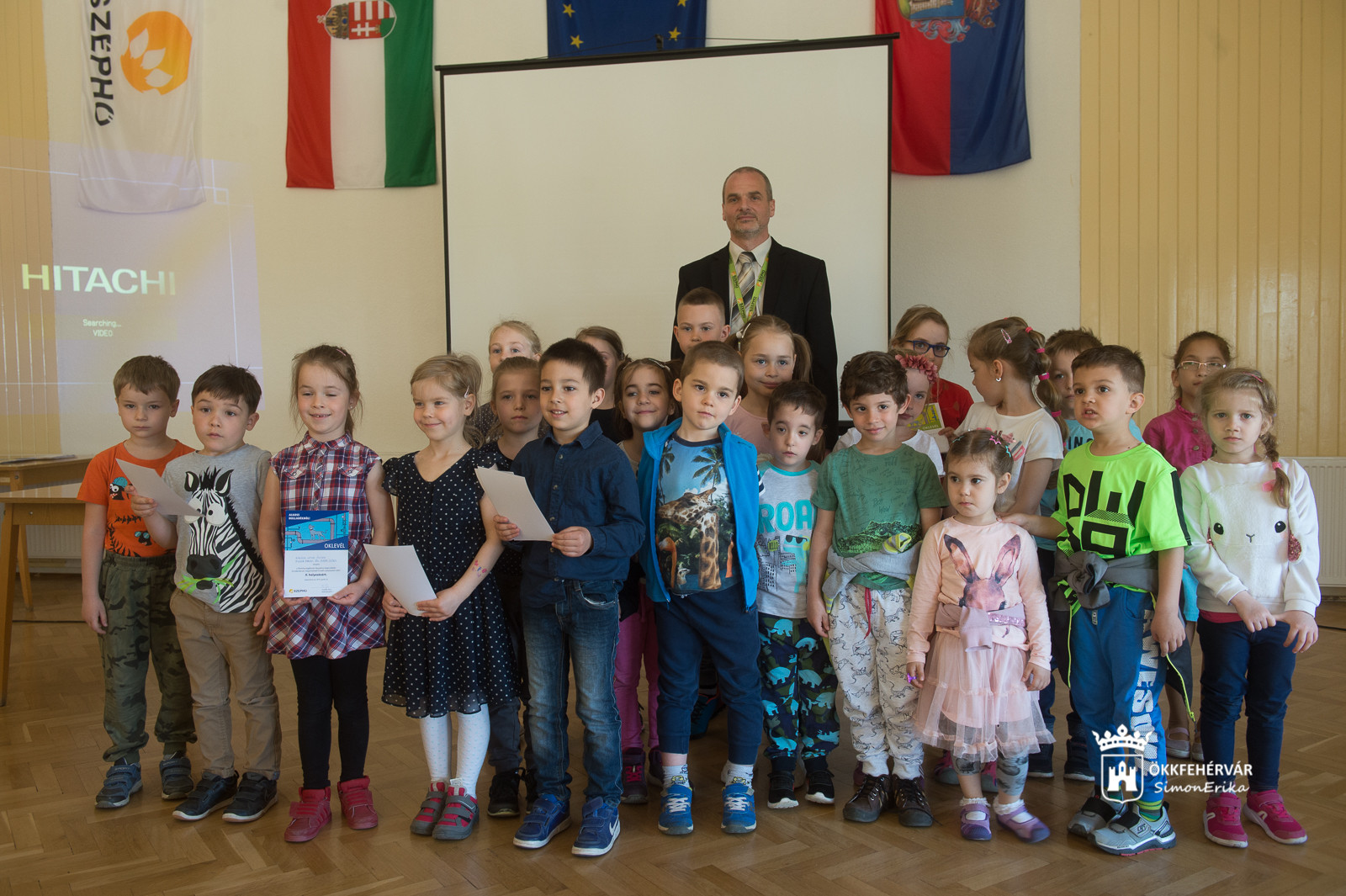 Hulladékból alkottak - ovisok, kisiskolások munkáiból nyílt tárlat a Széphő aulájában