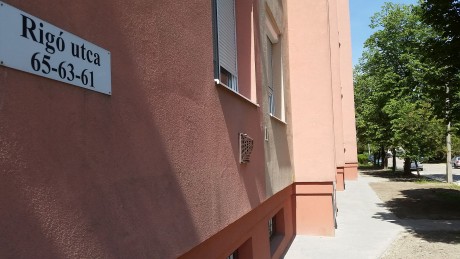 Megújuló járdák a Fecskeparton - elkészült a Rigó utca 61-65. közötti szakasz is