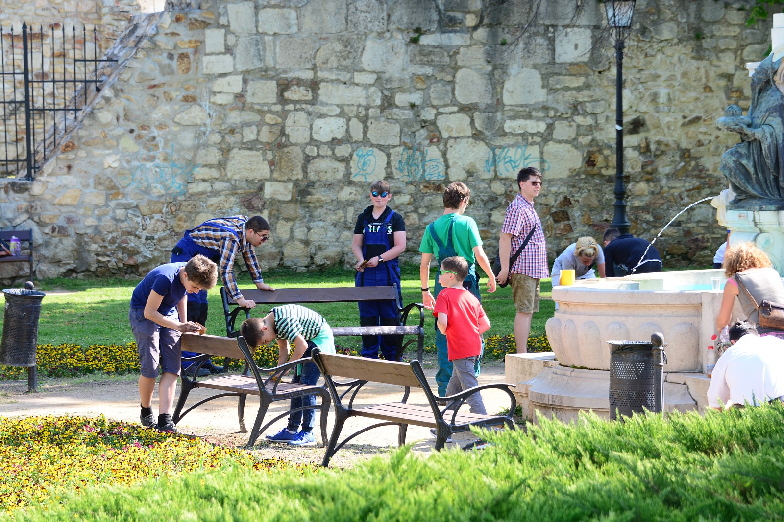 Idén is fehérvári fiatalok végezték az aktuális kertészeti munkákat a Várfal parkban