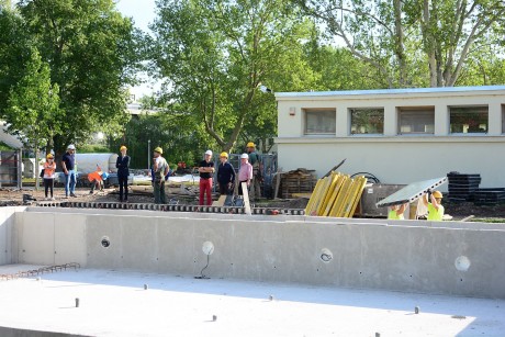 Strandfelújítás - naponta 50-60 ember dolgozik, hogy júniusban elkészüljön