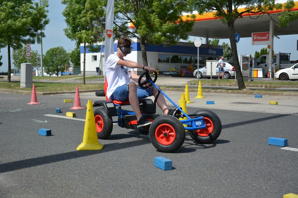 A biztonságos közlekedésre tanítja a diákokat az Autóklub oktatóprogramja
