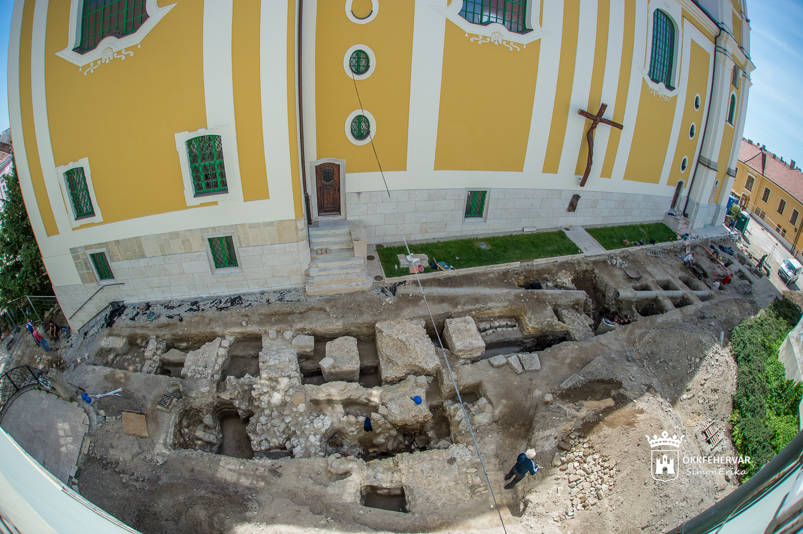 Középkori sírok és falmaradványok is előkerültek a Bazilika melletti ásatáson