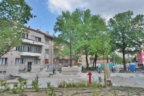 Felállították a zászlórudat a megújuló Országzászló téren