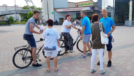 Bringás uzsonna a Palotai kapu téren – kakaós csigával is kedveskedtek