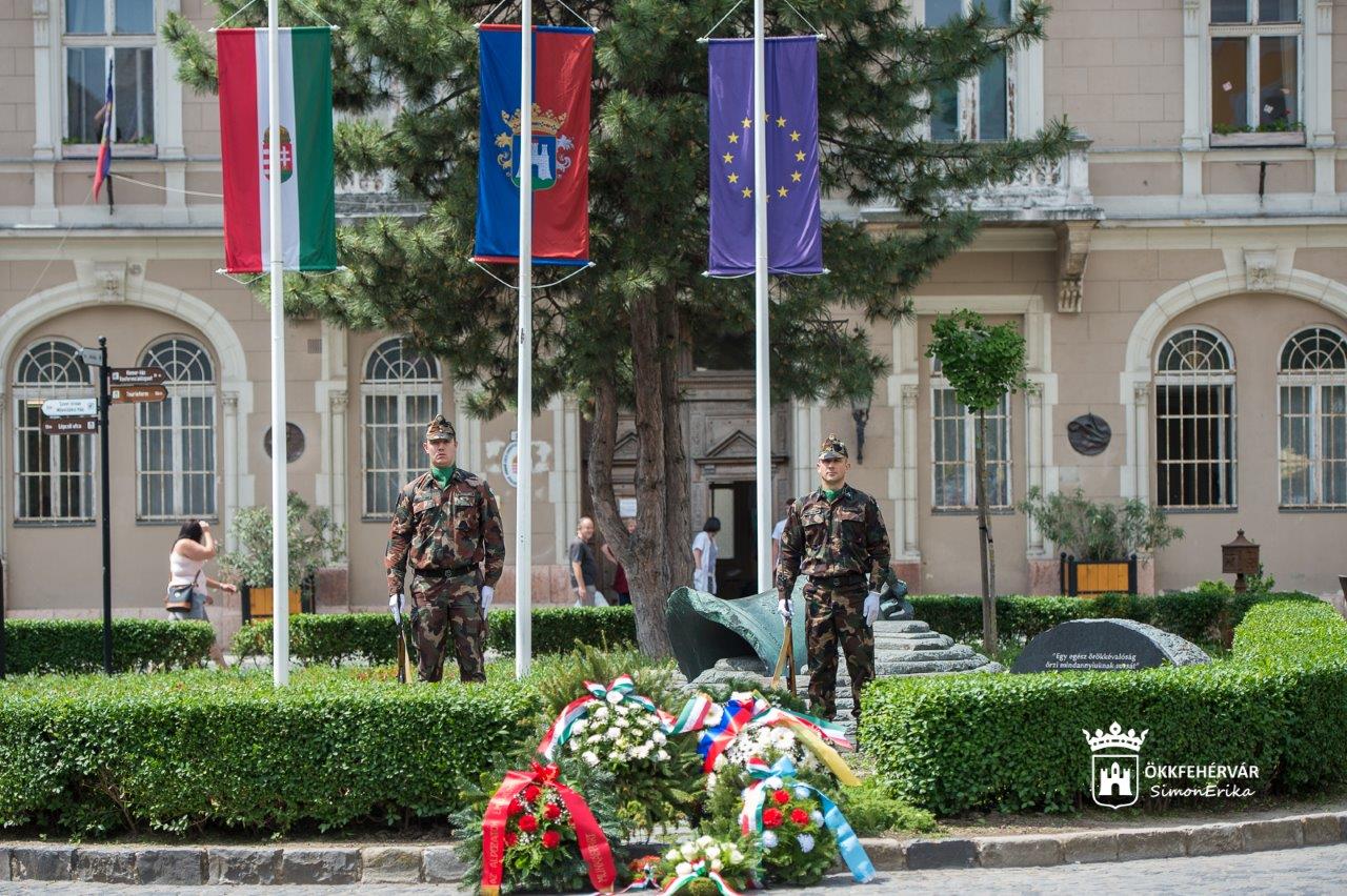 Néma koszorúzásokkal emlékeztek a II. világháború európai befejezésére Fehérváron