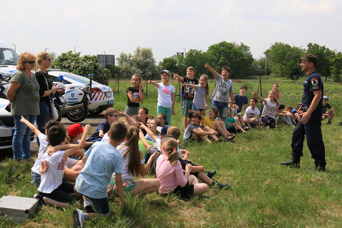 Színes programokkal várták a fehérvári iskolásokat a rendőrök